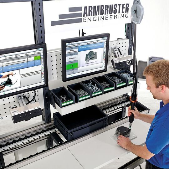 Das Assistenzsystem unterstützt den Arbeiter mittels eines Monitors bei der manuellen Montage. Das Assistenzsystem unterstützt den Arbeiter mittels eines Monitors bei der manuellen Montage.