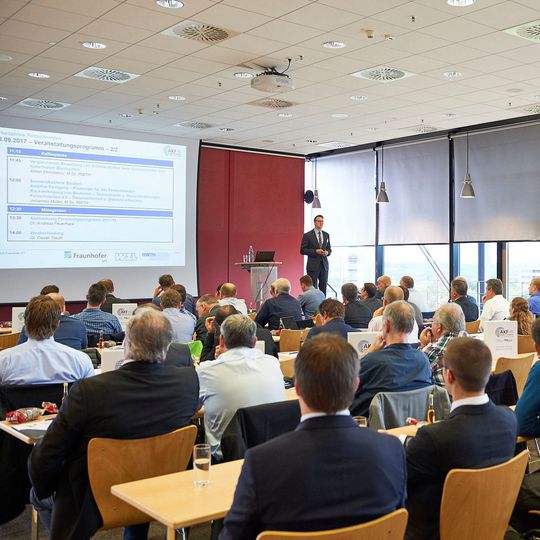 Mitte September trafen sich daher 36 Firmen der Feinschneidbranche im Tagungsraum Nord/Süd des Manfred-Weck-Hauses im Werkzeugmaschinenlabor WZL der RWTH Aachen zur ersten Jahresmitgliederversammlung des AKF. Mitte September trafen sich daher 36 Firmen der Feinschneidbranche im Tagungsraum Nord/Süd des Manfred-Weck-Hauses im Werkzeugmaschinenlabor WZL der RWTH Aachen zur ersten Jahresmitgliederversammlung des AKF.
