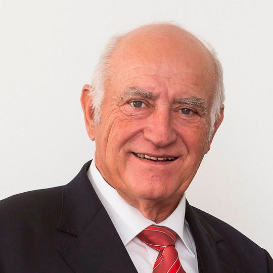 Unter seiner Führung entwickelte sich die Firma Baumüller vom lokalen Unternehmen zu einer weltweit agierenden, konzernunabhängigen Unternehmensgruppe. Baumüller-Seniorchef Günter Baumüller ist im Alter von 77 Jahren gestorben. Unter seiner Führung entwickelte sich die Firma Baumüller vom lokalen Unternehmen zu einer weltweit agierenden, konzernunabhängigen Unternehmensgruppe. Baumüller-Seniorchef Günter Baumüller ist im Alter von 77 Jahren gestorben.