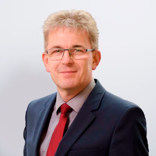 Joachim Schweizer, bisher geschäftsführender Gesellschafter der DATAPEC GmbH, ist jetzt operativer Geschäftsführer der i-SOLUTIONS Health GmbH Joachim Schweizer, bisher geschäftsführender Gesellschafter der DATAPEC GmbH, ist jetzt operativer Geschäftsführer der i-SOLUTIONS Health GmbH