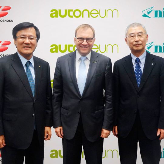Yoshimasa Ishii, Präsident von Toyota Boshoku; Martin Hirzel, CEO von Autoneum; und Makio Sakai, Präsident & COO von Nittoku (v. li.), beschließen die künftige Zusammenarbeit der drei Unternehmen im Bereich der Fahrzeugakustik. Yoshimasa Ishii, Präsident von Toyota Boshoku; Martin Hirzel, CEO von Autoneum; und Makio Sakai, Präsident & COO von Nittoku (v. li.), beschließen die künftige Zusammenarbeit der drei Unternehmen im Bereich der Fahrzeugakustik.