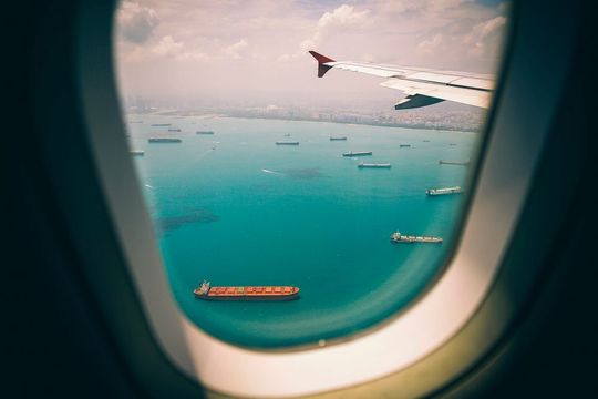 Eine wichtige Frage der Absatzlogistik ist: Auf welche Distributionskanäle (oder: Modalitäten) setze ich beim Transport meiner Waren? Entweder Wasser (Schiff), Schiene (Zug), Straße (Lkw) oder Luft (Flugzeug).