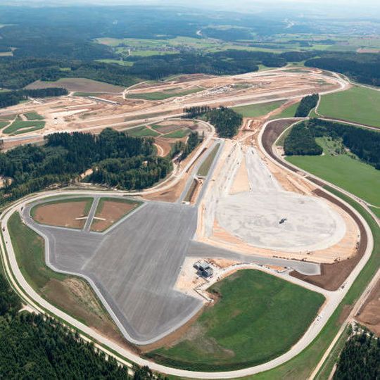 Daimler startet den Testbetrieb mit vier neuen Prüfmodulen am Standort Immendingen. Daimler startet den Testbetrieb mit vier neuen Prüfmodulen am Standort Immendingen.