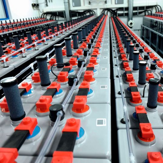 Der Batteriegroßspeicher kann rechnerisch 10.000 Haushalte für eine Stunde mit Strom versorgen. Der Batteriegroßspeicher kann rechnerisch 10.000 Haushalte für eine Stunde mit Strom versorgen.