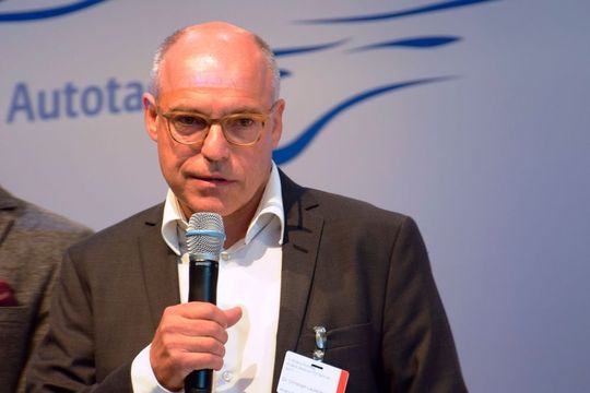 Warum Elektroautos höhere Reparaturkosten nach Unfällen verursachen erklärt Dr. Christoph Lauterwasser, Geschäftsführer des Allianz Zentrums für Technik.