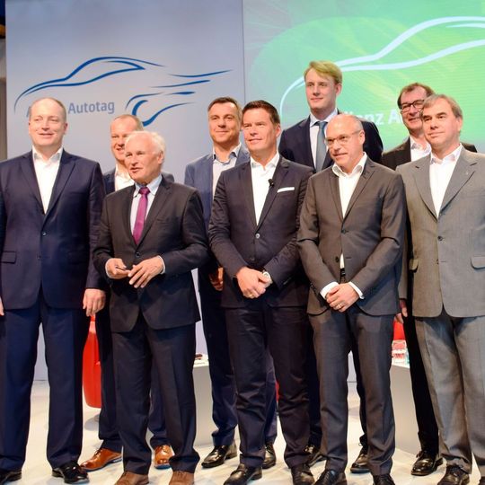 Vertreter von Autoherstellern, Politik, Feuerwehr und der Allianz diskutierten auf dem 5. Allianz Autotag Themen zu Sicherheit und Kosten der Elektromobilität. Vertreter von Autoherstellern, Politik, Feuerwehr und der Allianz diskutierten auf dem 5. Allianz Autotag Themen zu Sicherheit und Kosten der Elektromobilität.