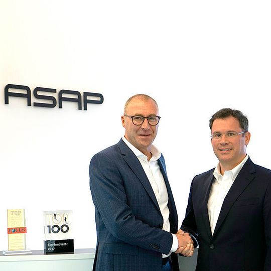 Gemeinsam wollen Michael Neisen (l.), CEO der ASAP-Gruppe, und der neue CTO, Martin Ott (r.), die Ausrichtung des Unternehmens in automobilen Trendthemen vorantreiben. Gemeinsam wollen Michael Neisen (l.), CEO der ASAP-Gruppe, und der neue CTO, Martin Ott (r.), die Ausrichtung des Unternehmens in automobilen Trendthemen vorantreiben.