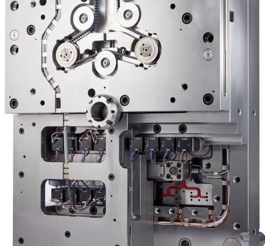 Milacron präsentiert auf der Fakuma 2017 sowohl die Spritgießmaschine Elektron EVO als auch, wie hier im Bild zu sehen, Mold-Masters-Know-how für den Bau von Heißkanalsystemen sowie Ideen zur Industrie 4.0 in der Kunststoffverarbeitung. Halle B3 am Stand 3203. Milacron präsentiert auf der Fakuma 2017 sowohl die Spritgießmaschine Elektron EVO als auch, wie hier im Bild zu sehen, Mold-Masters-Know-how für den Bau von Heißkanalsystemen sowie Ideen zur Industrie 4.0 in der Kunststoffverarbeitung. Halle B3 am Stand 3203.