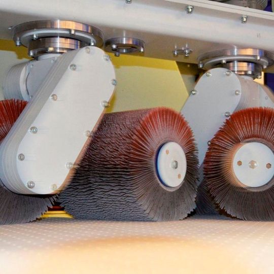 Für das Verrunden der Kanten setzt Weber seit vielen Jahren auf die Planetenkopftechnik mit eng nebeneinander angeordneten Bürstenköpfen. Für das Verrunden der Kanten setzt Weber seit vielen Jahren auf die Planetenkopftechnik mit eng nebeneinander angeordneten Bürstenköpfen.