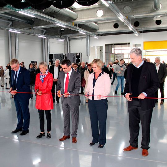 Das neue Produktions- und Logistikgebäude wird offiziell eröffnet: Bürgermeister Christian Riesterer, Landrätin Dorothea Störr-Ritter, Bauherr Dr. Theodor Wanner, Finanzministerin Edith Sitzmann und Architekt Andreas Wiskandt (v.l.n.r) Das neue Produktions- und Logistikgebäude wird offiziell eröffnet: Bürgermeister Christian Riesterer, Landrätin Dorothea Störr-Ritter, Bauherr Dr. Theodor Wanner, Finanzministerin Edith Sitzmann und Architekt Andreas Wiskandt (v.l.n.r)