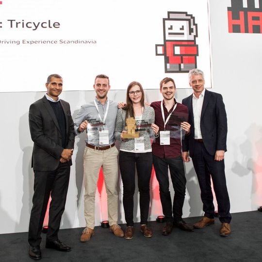 Das Team „Tricycle“ gewann den Programmierwettbewerb mit seinem Konzept zum Thema „Fehlerzuordnung im Karosseriebau“. Das Team „Tricycle“ gewann den Programmierwettbewerb mit seinem Konzept zum Thema „Fehlerzuordnung im Karosseriebau“.
