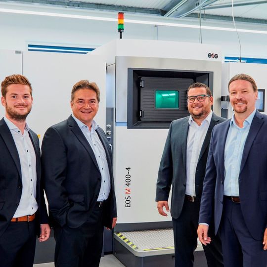 Die Geschäftsführer der Wehl & Partner GmbH - Robert Wehl, Bernardo Wehl und Alexander Wehl - sowie Wolfram Voelker, Area Sales Manager bei EOS (v.l.n.r) vor dem System EOS M 400-4. Die Geschäftsführer der Wehl & Partner GmbH - Robert Wehl, Bernardo Wehl und Alexander Wehl - sowie Wolfram Voelker, Area Sales Manager bei EOS (v.l.n.r) vor dem System EOS M 400-4.