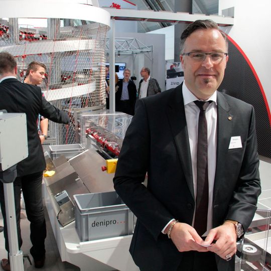 Daniel Fässer, CEO von Denipro, vor der Förder- und Sortieranlage Denisort. Daniel Fässer, CEO von Denipro, vor der Förder- und Sortieranlage Denisort.