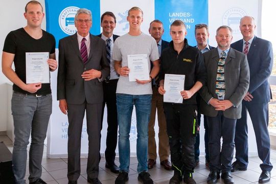 Gewinner, Veranstalter und Sponsoren des praktischen Leistungswettbewerbs des Kfz-Gewerbes Hessen.