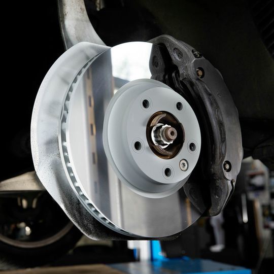 Die I-Disc hat gegenüber der Graugussscheibe eine längere Lebensdauer und eine hohe Dauerfestigkeit – dank einer intelligenten Beschichtungskombination. Die I-Disc hat gegenüber der Graugussscheibe eine längere Lebensdauer und eine hohe Dauerfestigkeit – dank einer intelligenten Beschichtungskombination.