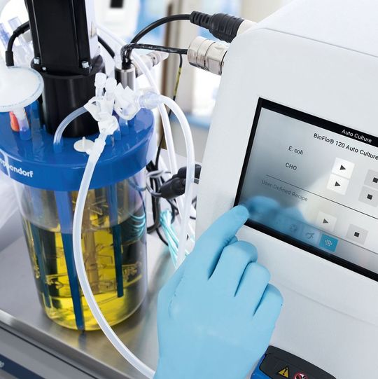 Abb. 1: Bioflo 120 Bioprozess-Steuerungseinheit mit Oberfläche für den Auto-Culture-Modus Abb. 1: Bioflo 120 Bioprozess-Steuerungseinheit mit Oberfläche für den Auto-Culture-Modus