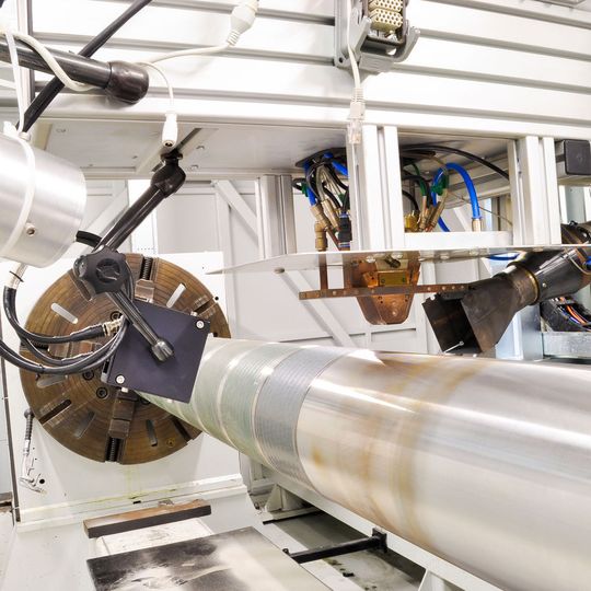 Mittels Laserauftragschweißen kann Bosch Rexroth eine neuartige Beschichtung für Hydraulik- und Hybridzylinder aufbringen und auf Chrom(VI)-Schichten verzichten. Mittels Laserauftragschweißen kann Bosch Rexroth eine neuartige Beschichtung für Hydraulik- und Hybridzylinder aufbringen und auf Chrom(VI)-Schichten verzichten.