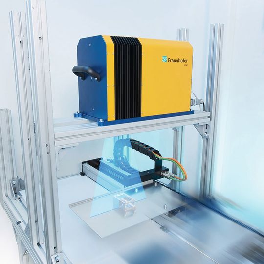 Das bildgebende Inline-Messsystem F-Scanner des Fraunhofer-IPM im Einsatz: Ein UV-Laser untersucht Bauteile während der Fertigung punktgenau auf Verschmutzungen. Das bildgebende Inline-Messsystem F-Scanner des Fraunhofer-IPM im Einsatz: Ein UV-Laser untersucht Bauteile während der Fertigung punktgenau auf Verschmutzungen.