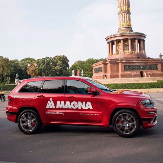 Dem autonomen Fahren einen Schritt näher: Automobilzulieferer Magna präsentiert mit Max-4 eine Rechnerplattform, die Kameras, Radar, Lidar und Ultraschallsensoren miteinander verbindet und sich in jede bereits vorhandene oder auch zukünfte Plattform aller Autobauer integrieren lassen soll. Dem autonomen Fahren einen Schritt näher: Automobilzulieferer Magna präsentiert mit Max-4 eine Rechnerplattform, die Kameras, Radar, Lidar und Ultraschallsensoren miteinander verbindet und sich in jede bereits vorhandene oder auch zukünfte Plattform aller Autobauer integrieren lassen soll.