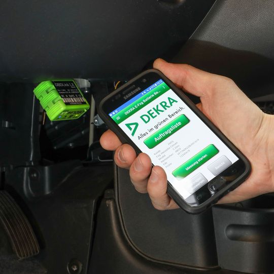 Das vorgestellte Verfahren der Dekra soll wesentlich schneller als die herkömmliche Batterie-Diagnose sein.