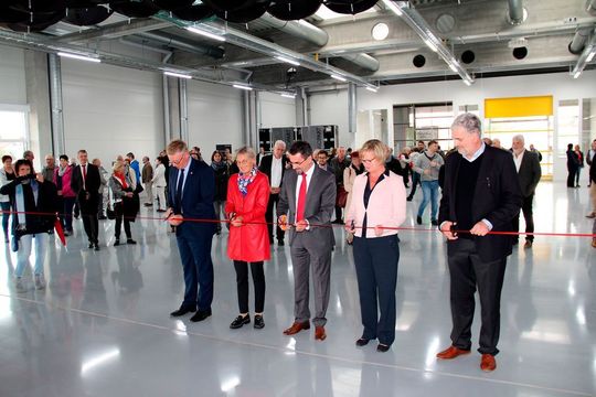 Das neue Produktions- und Logistikgebäude von Sensopart wird in Gottenheim offiziell eröffnet: Bürgermeister Christian Riesterer, Landrätin Dorothea Störr-Ritter, Bauherr Dr. Theodor Wanner, Finanzministerin Edith Sitzmann und Architekt Andreas Wiskandt (v.l.n.r) Das neue Produktions- und Logistikgebäude von Sensopart wird in Gottenheim offiziell eröffnet: Bürgermeister Christian Riesterer, Landrätin Dorothea Störr-Ritter, Bauherr Dr. Theodor Wanner, Finanzministerin Edith Sitzmann und Architekt Andreas Wiskandt (v.l.n.r)