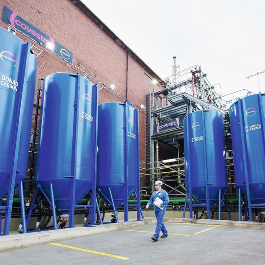 Produktionsexperte Björn Draber überprüft die Funktionen der Pilotanlage zur Rückgewinnung von Salz aus Prozessabwässern von Covestro am Standort Krefeld-Uerdingen. Produktionsexperte Björn Draber überprüft die Funktionen der Pilotanlage zur Rückgewinnung von Salz aus Prozessabwässern von Covestro am Standort Krefeld-Uerdingen.