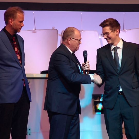 Alexander Atzberger (rechts) freut sich über den Gewinn des EWM-Awards „Physics of Welding“. Alexander Atzberger (rechts) freut sich über den Gewinn des EWM-Awards „Physics of Welding“.