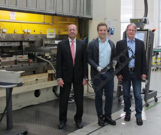 „Für alle Beteiligten hat sich die Zusammenarbeit ausgezeichnet“, sind Federal-Mogul-Geschäftsführer Holger Nix, Konstrukteur Tobias Leukel und Matthias Baszczok von TIME (v.l.n.r.) überzeugt. Das neue Verfahren zur Herstellung von Motoren-Dichtungen konnte schnell umgesetzt werden und überzeugt mit optimalen Fertigungsergebnissen. „Für alle Beteiligten hat sich die Zusammenarbeit ausgezeichnet“, sind Federal-Mogul-Geschäftsführer Holger Nix, Konstrukteur Tobias Leukel und Matthias Baszczok von TIME (v.l.n.r.) überzeugt. Das neue Verfahren zur Herstellung von Motoren-Dichtungen konnte schnell umgesetzt werden und überzeugt mit optimalen Fertigungsergebnissen.