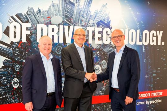 v.l. Eugen Elmiger, CEO Maxon Motor Gruppe, Dieter Bieler, bisheriger Geschäftsführer Zub Machine Control, und Uwe Oeftiger,neuer Geschäftsführer Zub Machine Control. v.l. Eugen Elmiger, CEO Maxon Motor Gruppe, Dieter Bieler, bisheriger Geschäftsführer Zub Machine Control, und Uwe Oeftiger,neuer Geschäftsführer Zub Machine Control.