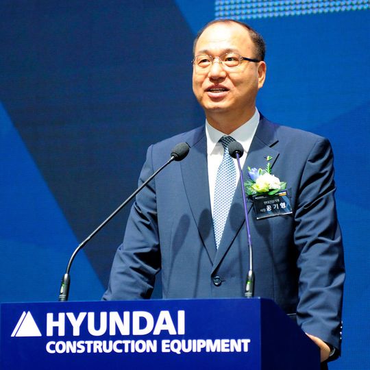 Der Chief Operating Officer von Hyundai Construction Equipment, K.Y. Kong, bei der feierlichen Eröffnung der neuen Europa-Zentrale des südkoreanischen Gabelstapler- und Baumaschinenproduzenten.