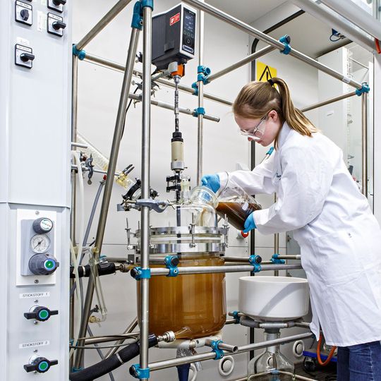 Wissenschaftler des Fraunhofer-LBF haben Phosphor chemisch an Lignin angebunden. So lässt sich das Nebenprodukt aus der Papierherstellung nun als Flammschutz für Kunststoffe nutzen. Wissenschaftler des Fraunhofer-LBF haben Phosphor chemisch an Lignin angebunden. So lässt sich das Nebenprodukt aus der Papierherstellung nun als Flammschutz für Kunststoffe nutzen.