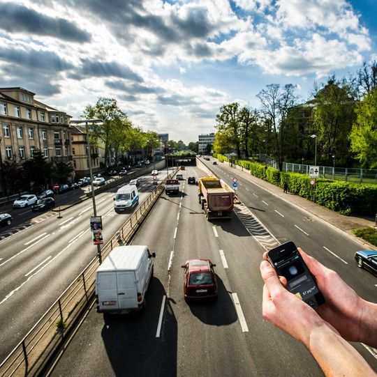 Das Forschungsprojekt SmartAQnet bringt Daten aus alten und neuen Messsystemen wie Smartphone-Sensoren zusammen, um Feinstaub in der Stadt besser zu verstehen. Das Forschungsprojekt SmartAQnet bringt Daten aus alten und neuen Messsystemen wie Smartphone-Sensoren zusammen, um Feinstaub in der Stadt besser zu verstehen.