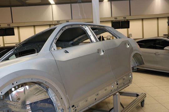 Die markante Kantengeometrie unterhalb der Fensterbrüstung kann bei einer Instandsetzung zur Herausforderung werden.