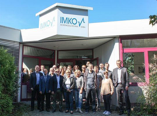 Gruppenfoto mit IMKO-Team und den neuen Inhabern von Endress+Hauser: Links Dr. Andreas Mayr, Geschäftsführer Endress+Hauser Maulburg, ganz rechts Holger Reichhold, CFO von Endress+Hauser. Gruppenfoto mit IMKO-Team und den neuen Inhabern von Endress+Hauser: Links Dr. Andreas Mayr, Geschäftsführer Endress+Hauser Maulburg, ganz rechts Holger Reichhold, CFO von Endress+Hauser.