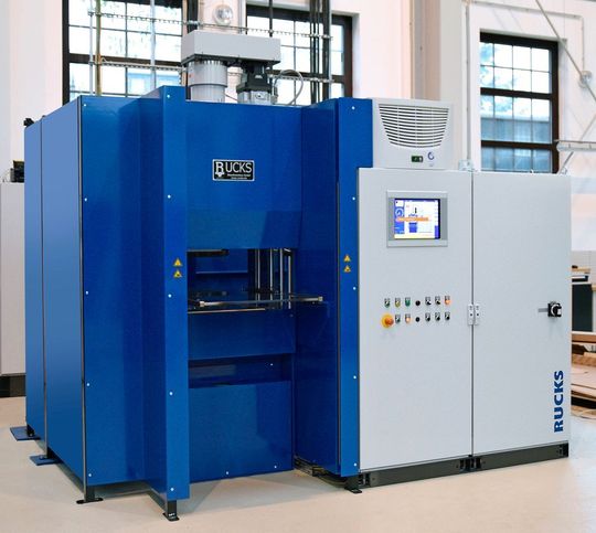 Rucks liefert eine präzise Servopresse mit hoch dynamischer Heiz-/Kühlfunktion an die Firma Heraeus. Anlage arbeitet außerdem mit aus- und einfahrenden Kühlplatten. Die Temperaturverteilung soll durch 18 Heizzonen besonders homogen sein. Maximal kann sie auf 250 °C geheizt werden, wie es heißt. Rucks liefert eine präzise Servopresse mit hoch dynamischer Heiz-/Kühlfunktion an die Firma Heraeus. Anlage arbeitet außerdem mit aus- und einfahrenden Kühlplatten. Die Temperaturverteilung soll durch 18 Heizzonen besonders homogen sein. Maximal kann sie auf 250 °C geheizt werden, wie es heißt.