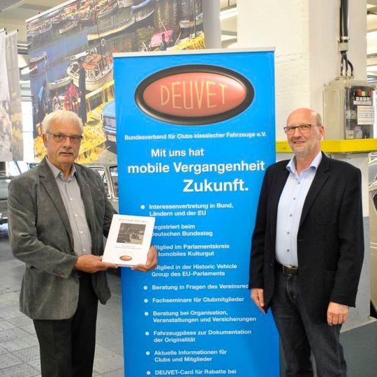 Mit Stolz präsentieren Präsident Peter Schneider (re.) und Vizepräsident Eckhart Bartels (li.) vom Deuvet das neue Buch des Bundesverbands. Mit Stolz präsentieren Präsident Peter Schneider (re.) und Vizepräsident Eckhart Bartels (li.) vom Deuvet das neue Buch des Bundesverbands.