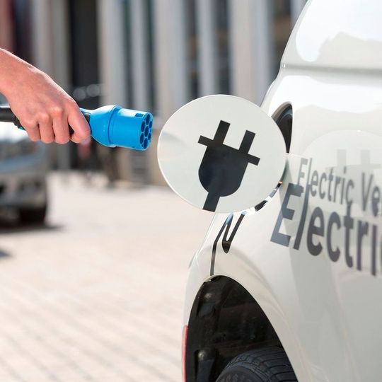 15 Prozent der Neuwagen in der EU sollen von 2030 an Elektro- oder Hybridantriebe haben. 15 Prozent der Neuwagen in der EU sollen von 2030 an Elektro- oder Hybridantriebe haben.