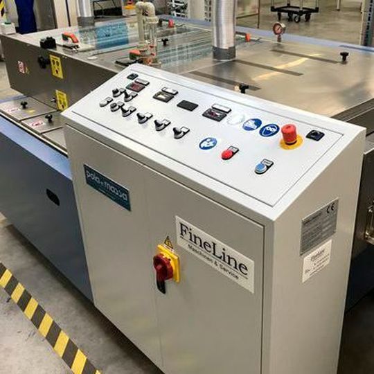 Seit April 2017 nutzt Photocad die Schablonenwaschanlage PeM Washer 650 von Pola e Massa. Sie verfügt über vier verschiedene Waschstationen, eine Turbinentrocknung sowie einen Filter, der zur Wiederverwendung der genutzten Reinigungsmittel eingesetzt wird. Seit April 2017 nutzt Photocad die Schablonenwaschanlage PeM Washer 650 von Pola e Massa. Sie verfügt über vier verschiedene Waschstationen, eine Turbinentrocknung sowie einen Filter, der zur Wiederverwendung der genutzten Reinigungsmittel eingesetzt wird.