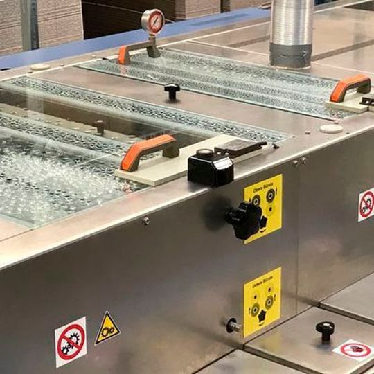 In vier Sektionen werden die SMD-Schablonen gereinigt. Sie werden mit Nylon-Bürsten sowie Hochdruckdüsen bearbeitet.