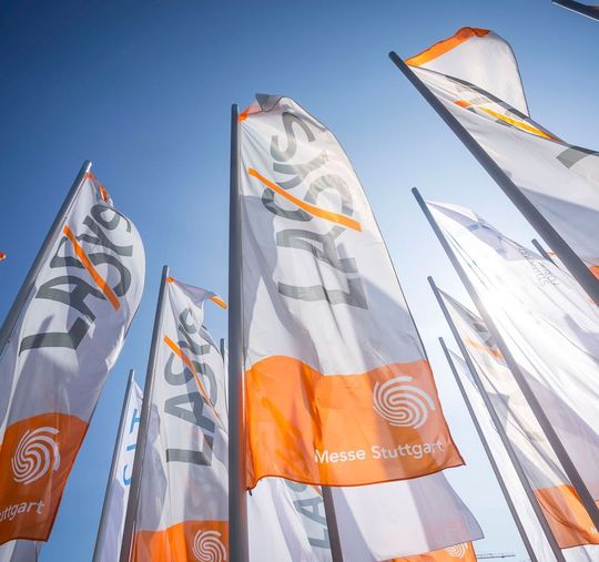 Vom 5. bis 7. Juni flattern wieder diese Fahnen auf dem Stuttgarter Messegelände, die untrüglich darauf hinweisen, dass die internationale Fachmesse LASYS wieder den Vorhang vor allen Innovationen gelüftet hat, die mit der industriellen Laseranwendung zu tun haben. Ein besonderer Fokus wird dabei der Elektromobilität eingeräumt, wie es heißt. Vom 5. bis 7. Juni flattern wieder diese Fahnen auf dem Stuttgarter Messegelände, die untrüglich darauf hinweisen, dass die internationale Fachmesse LASYS wieder den Vorhang vor allen Innovationen gelüftet hat, die mit der industriellen Laseranwendung zu tun haben. Ein besonderer Fokus wird dabei der Elektromobilität eingeräumt, wie es heißt.