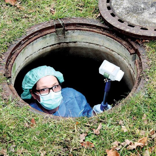Abwasserbeprobung einer Abwassersammelleitung durch Sylvia Hack vom Institut für Hygiene und Öffentliche Gesundheit des Universitätsklinikums Bonn. Über Toiletten, Abwasserleitungen und Kläranlagen können antibiotikaresistente Darmbakterien in die Umwelt eingetragen werden. Abwasserbeprobung einer Abwassersammelleitung durch Sylvia Hack vom Institut für Hygiene und Öffentliche Gesundheit des Universitätsklinikums Bonn. Über Toiletten, Abwasserleitungen und Kläranlagen können antibiotikaresistente Darmbakterien in die Umwelt eingetragen werden.