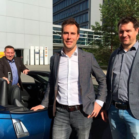 Sebastian Lorenz, Felix Frank und Jochen Kurz (v.r.) stellen die neue 360-Grad-Technologie an einem Cabrio vor ihrer Firmenzentrale in München vor. Sebastian Lorenz, Felix Frank und Jochen Kurz (v.r.) stellen die neue 360-Grad-Technologie an einem Cabrio vor ihrer Firmenzentrale in München vor.