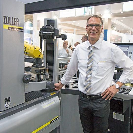 „Die Zukunft der Werkzeugvorbereitung liegt in der Automation“, so Alexander Zoller, Geschäftsführer. „Die Zukunft der Werkzeugvorbereitung liegt in der Automation“, so Alexander Zoller, Geschäftsführer.