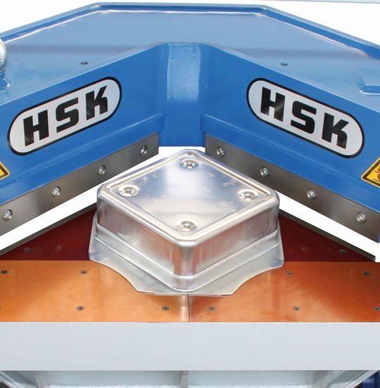 Diese Winkelschere von HSK beschneidet zwei Seiten eines Tiefziehteils in 0,15 s und erhöht so den Durchsatz neuer und bestehender Pressenstraßen. Diese Winkelschere von HSK beschneidet zwei Seiten eines Tiefziehteils in 0,15 s und erhöht so den Durchsatz neuer und bestehender Pressenstraßen.