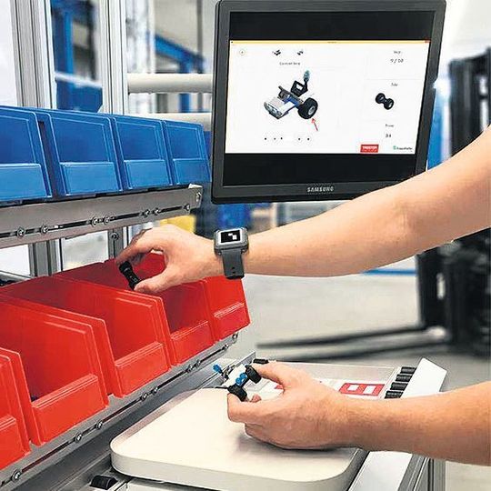 Das digitale Assistenzsystem OAS unterstützt manuelle Montageprozesse. Das digitale Assistenzsystem OAS unterstützt manuelle Montageprozesse.