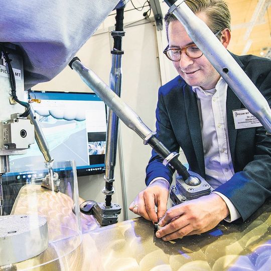 Dipl.-Ing. Dr. Daniel Niederwestberg, geschäftsführender Gesellschafter der Picum MT, erläutert die Vorteile der auf dem Start-ups-Gemeinschaftsstand (B 76 in Halle 25) gezeigten transportablen Werkzeugmaschine, die auch „Hausbesuche“ machen kann. Dipl.-Ing. Dr. Daniel Niederwestberg, geschäftsführender Gesellschafter der Picum MT, erläutert die Vorteile der auf dem Start-ups-Gemeinschaftsstand (B 76 in Halle 25) gezeigten transportablen Werkzeugmaschine, die auch „Hausbesuche“ machen kann.