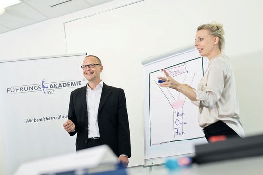 Die Trainer Martin Seydell und Maria Scharrenberg vermitteln praxisnah Führungskompetenz.