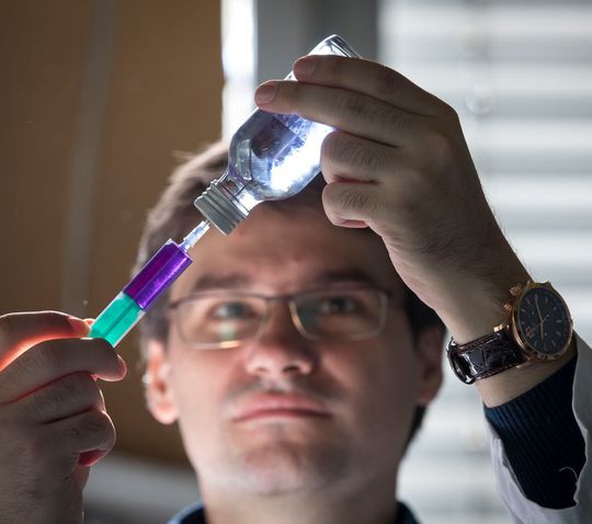 Hydrolytische Enzyme spalten Cellulose besser auf und ebnen damit ein Stück den Weg zu konkurrenzfähigen Biokraftstoffen. Im Bild: Manuel Eibinger, Erstautor der Studie und PostDoc am Institut für Biotechnologie und Bioprozesstechnik der TU Graz. Hydrolytische Enzyme spalten Cellulose besser auf und ebnen damit ein Stück den Weg zu konkurrenzfähigen Biokraftstoffen. Im Bild: Manuel Eibinger, Erstautor der Studie und PostDoc am Institut für Biotechnologie und Bioprozesstechnik der TU Graz.
