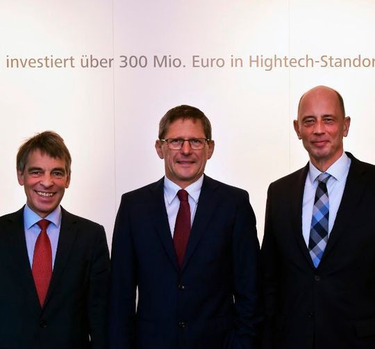 Zeiss stellte den Investitions-Plan am 13. Oktober 2017 in Jena vor. Von links: Dr. Albrecht Schröter, Oberbürgermeister der Stadt Jena, Prof. Dr. Michael Kaschke, Vorsitzende des Konzernvorstands der Carl Zeiss AG, und Wolfgang Tiefensee, der Thüringische Minister für Wirtschaft, Wissenschaft und Digitale Gesellschaft. Zeiss stellte den Investitions-Plan am 13. Oktober 2017 in Jena vor. Von links: Dr. Albrecht Schröter, Oberbürgermeister der Stadt Jena, Prof. Dr. Michael Kaschke, Vorsitzende des Konzernvorstands der Carl Zeiss AG, und Wolfgang Tiefensee, der Thüringische Minister für Wirtschaft, Wissenschaft und Digitale Gesellschaft.