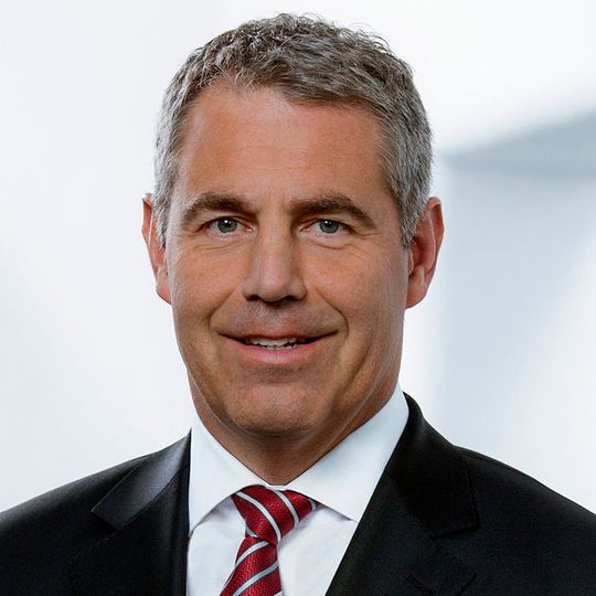 Stefan Klebert verlängert seinen auslaufenden Vertag bei Schuler nicht und verlässt das Unternehmen am Tag der ordentlichen Hauptversammlung am 24. April 2018. Stefan Klebert verlängert seinen auslaufenden Vertag bei Schuler nicht und verlässt das Unternehmen am Tag der ordentlichen Hauptversammlung am 24. April 2018.